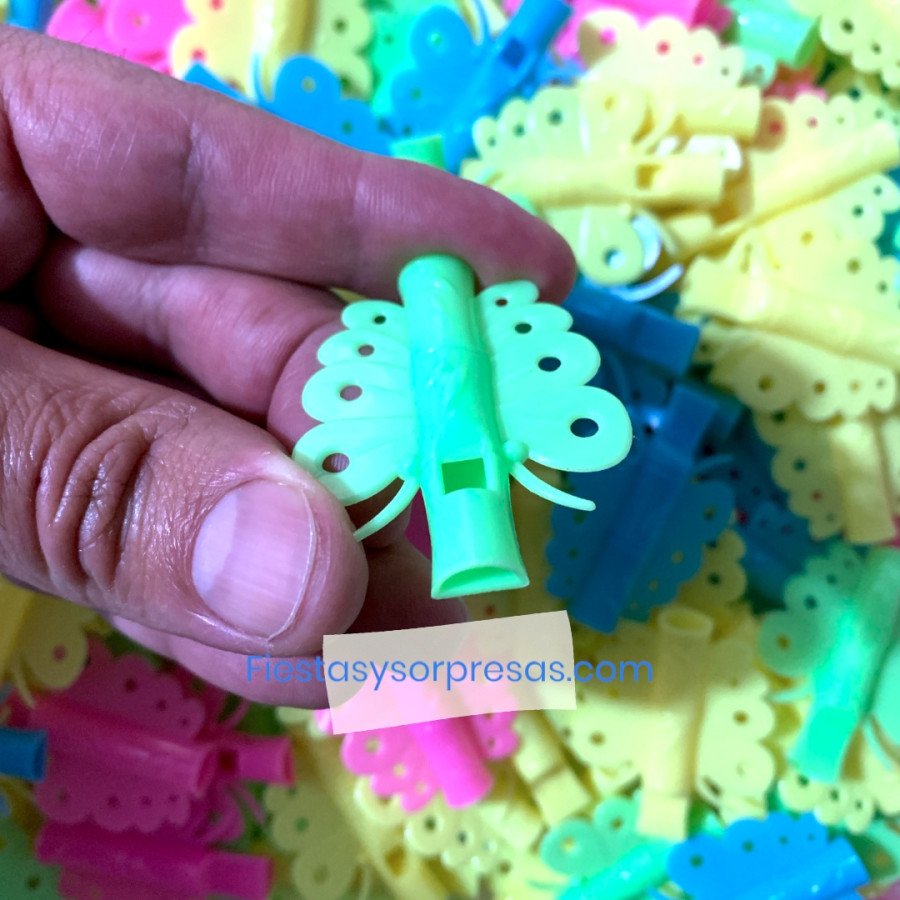 Silbato de mariposa para relleno de piñata. Silbato de mariposa para relleno de piñata.